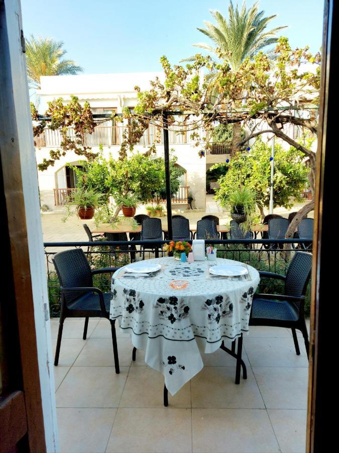 Golden Palms Guest House & Cafe 法马古斯塔 外观 照片