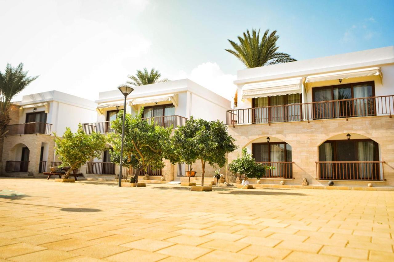 Golden Palms Guest House & Cafe 法马古斯塔 外观 照片