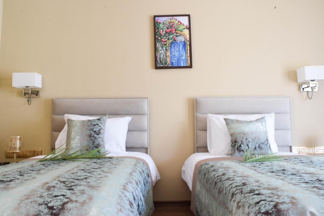 Golden Palms Guest House & Cafe 法马古斯塔 外观 照片