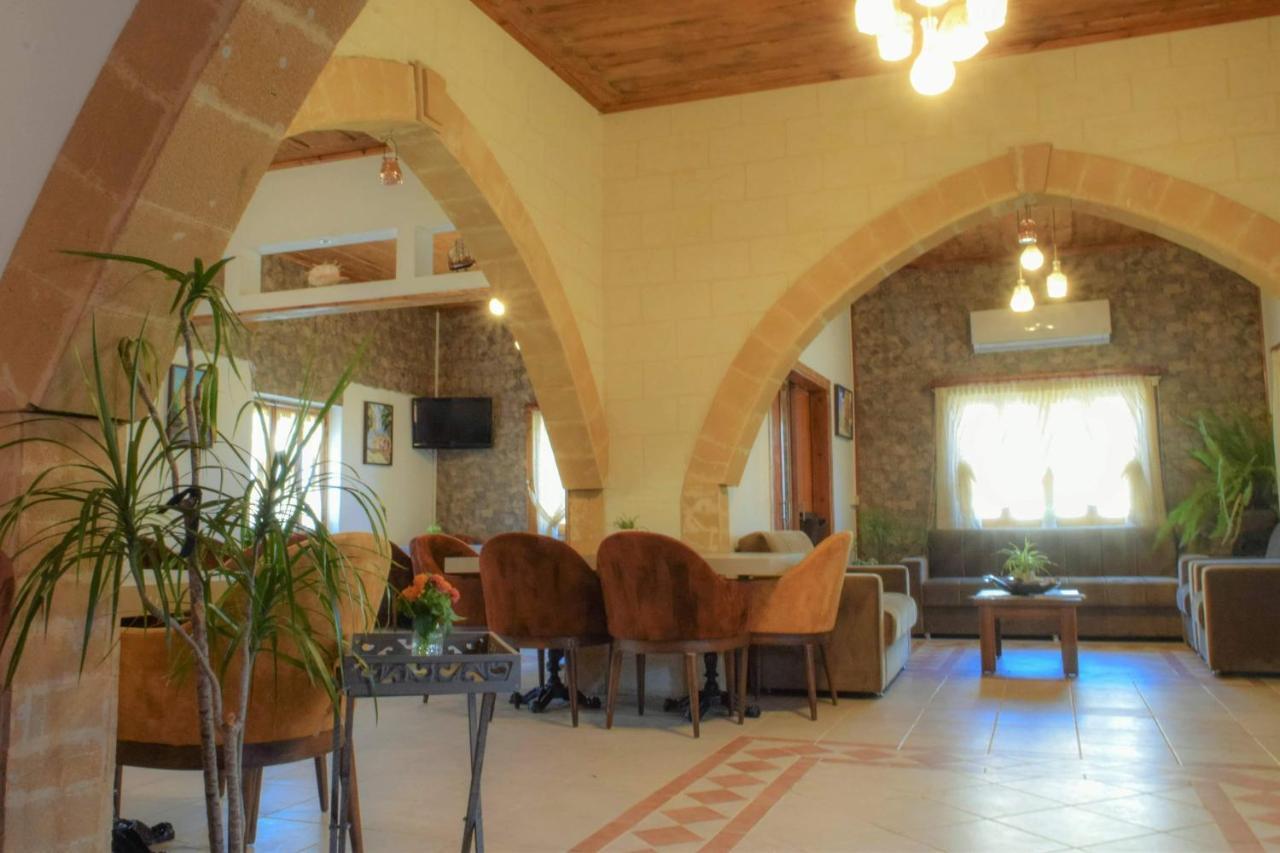 Golden Palms Guest House & Cafe 法马古斯塔 外观 照片