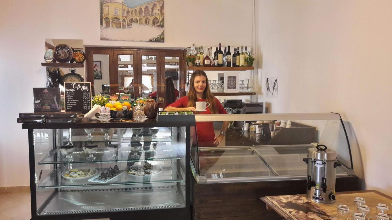 Golden Palms Guest House & Cafe 法马古斯塔 外观 照片