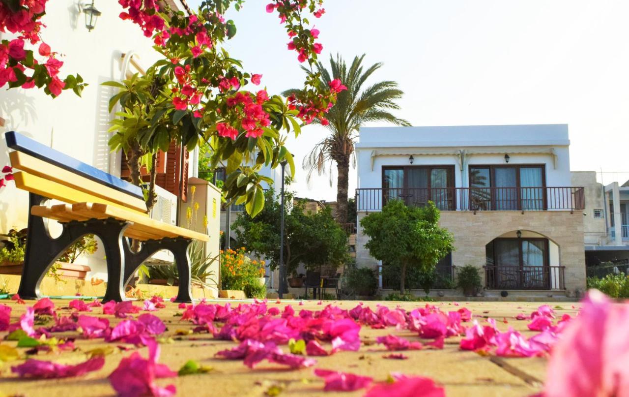 Golden Palms Guest House & Cafe 法马古斯塔 外观 照片